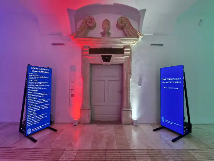 Exkluzív LED folyosó- és háttérvilágítás rendezvényhelyszínen, prémium látvány