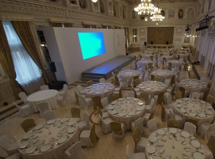 Rendezvényhelyszín asztalokkal – LED látványtechnika és installációk hangulathoz