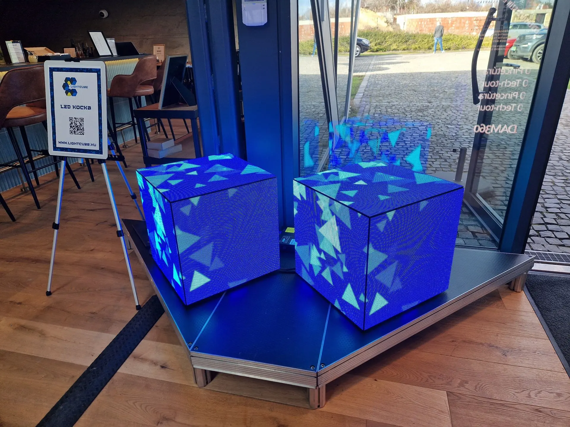 LED kocka installáció kék animációval – egyedi LED élmény-eszköz bérbeadás
